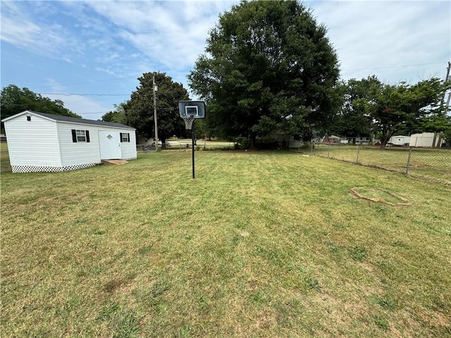 view of yard featuring an outdoor structure