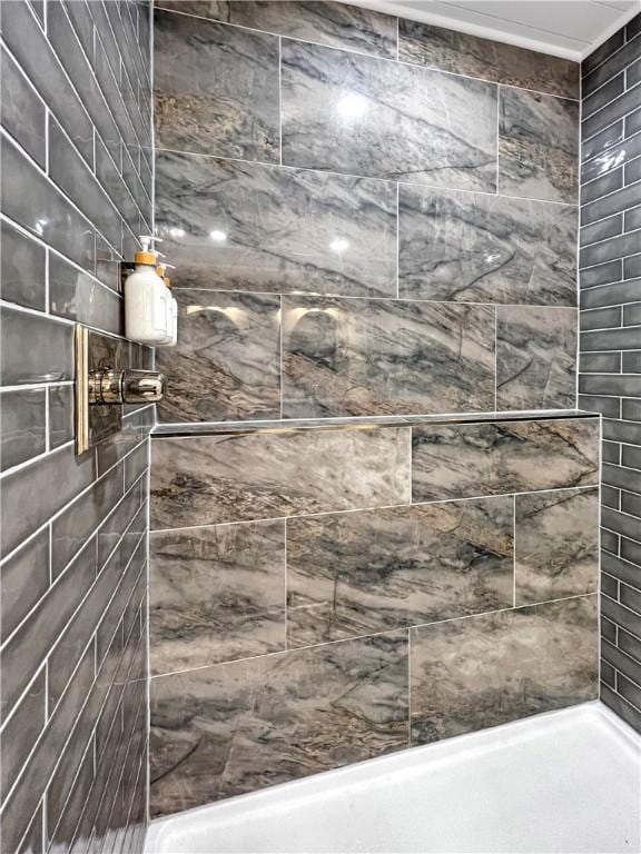 bathroom featuring a tile shower