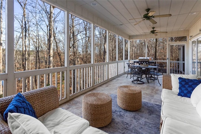 sunroom with ceiling fan