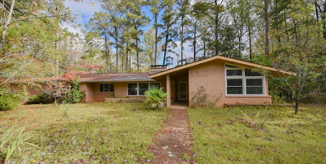 single story home featuring a front yard