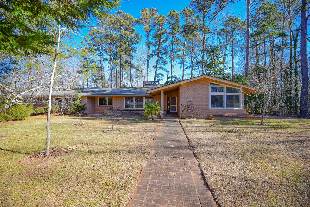 ranch-style house featuring a front lawn