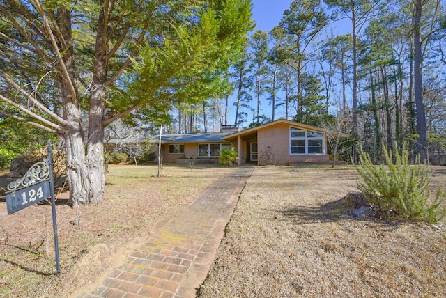 ranch-style house featuring a front lawn