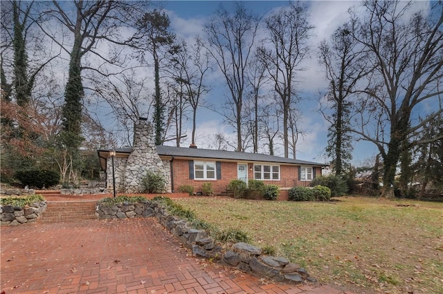 single story home featuring a front lawn