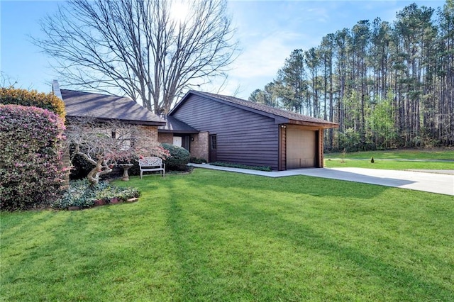 view of front of home featuring a garage and a front yard