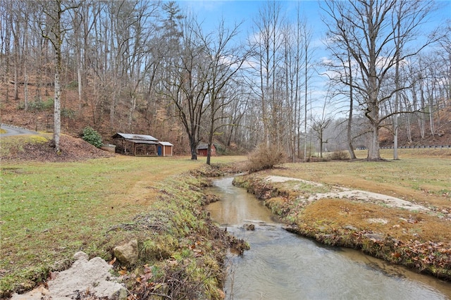 view of yard with an outbuilding