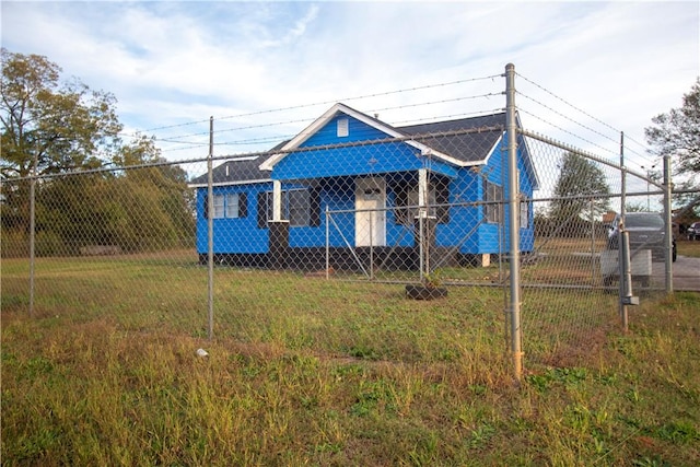 view of front of property with a front lawn