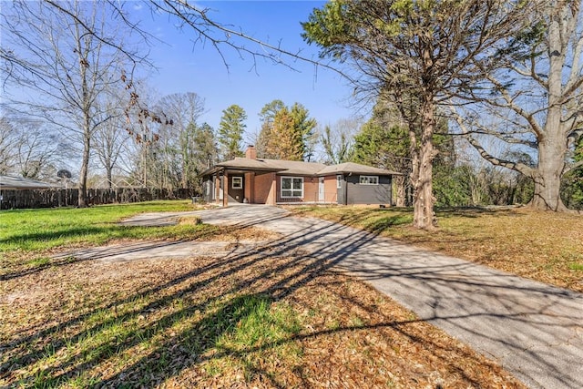 single story home with a front yard