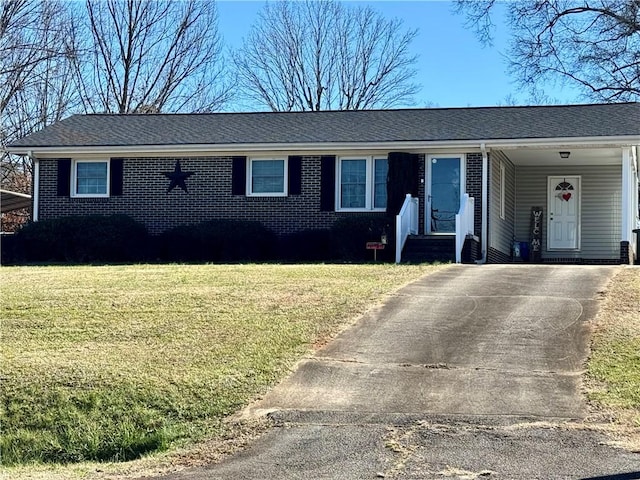 single story home with a front lawn