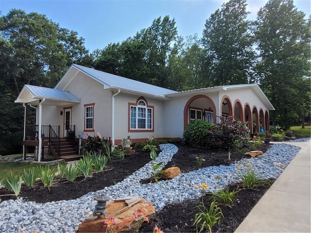 view of front of home featuring metal roof and stucco siding