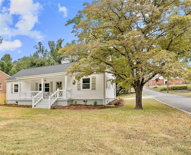 view of front of property with a front lawn and covered porch