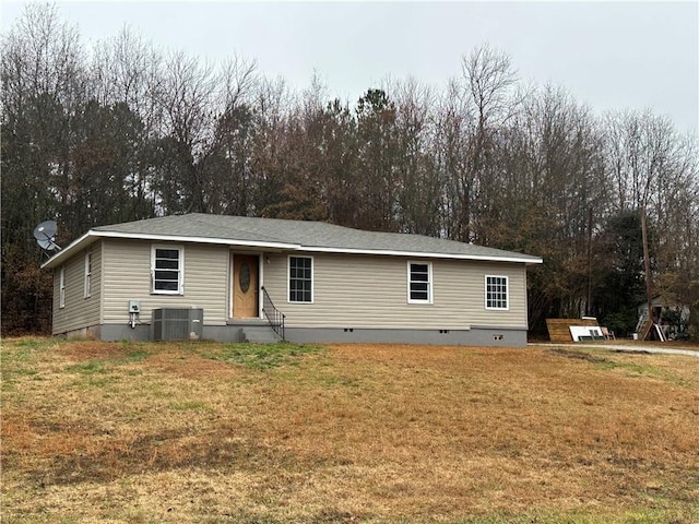 manufactured / mobile home with a front yard and cooling unit