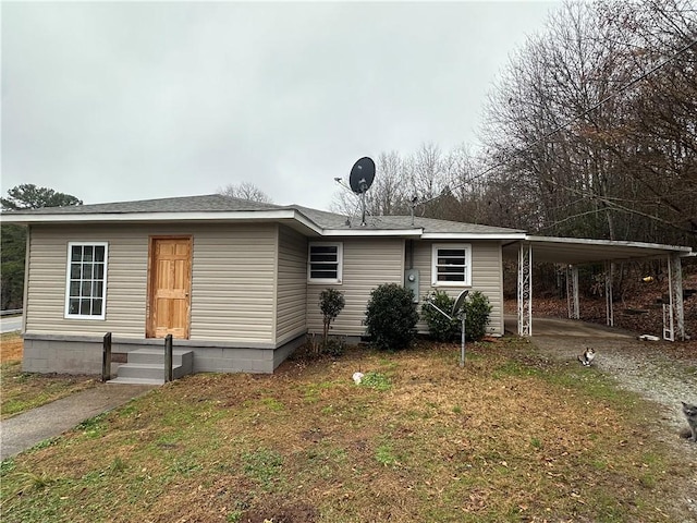 view of front of home with a carport and a front yard