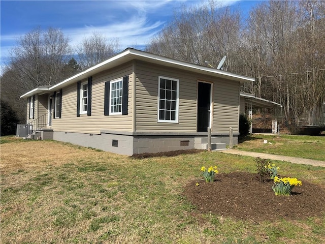 manufactured / mobile home with a front yard