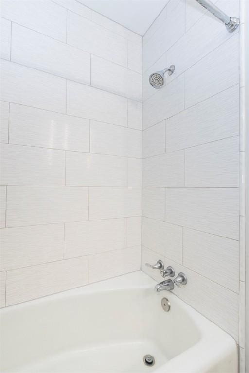 bathroom featuring tiled shower / bath