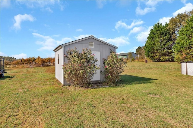 view of yard with a storage unit