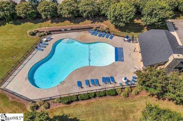 view of swimming pool featuring a lawn