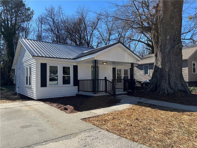 ranch-style home with a porch