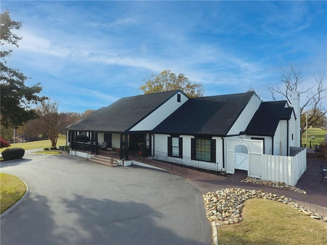 view of front of house featuring a porch