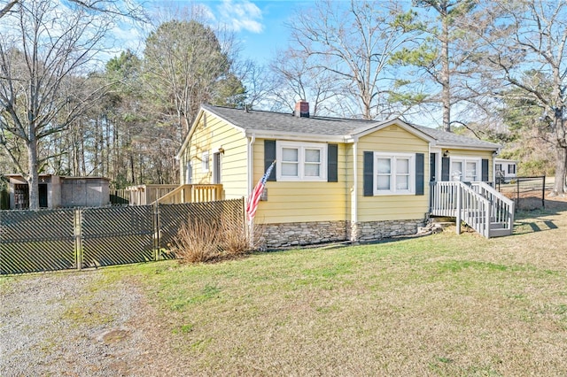 view of front of home featuring a front lawn