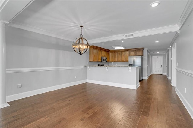 kitchen featuring an inviting chandelier, ornamental molding, kitchen peninsula, decorative light fixtures, and appliances with stainless steel finishes