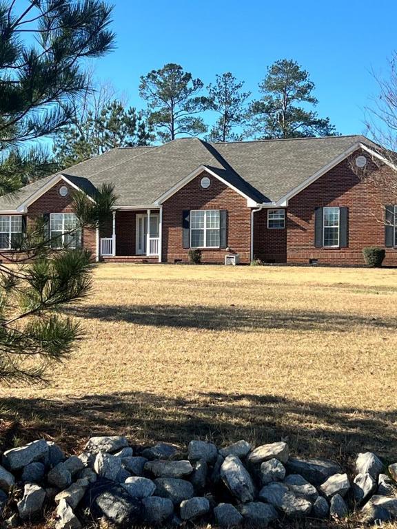 single story home featuring a front yard