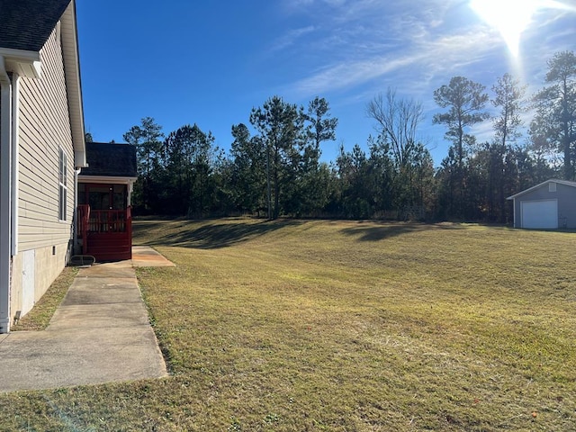 view of yard with an outbuilding and a garage