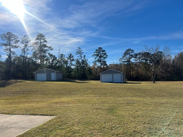 view of yard featuring a garage and an outdoor structure