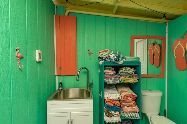 washroom featuring sink