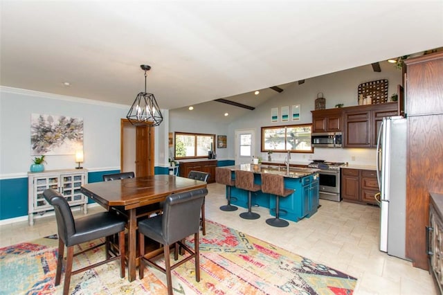 dining area featuring crown molding, sink, vaulted ceiling, and an inviting chandelier