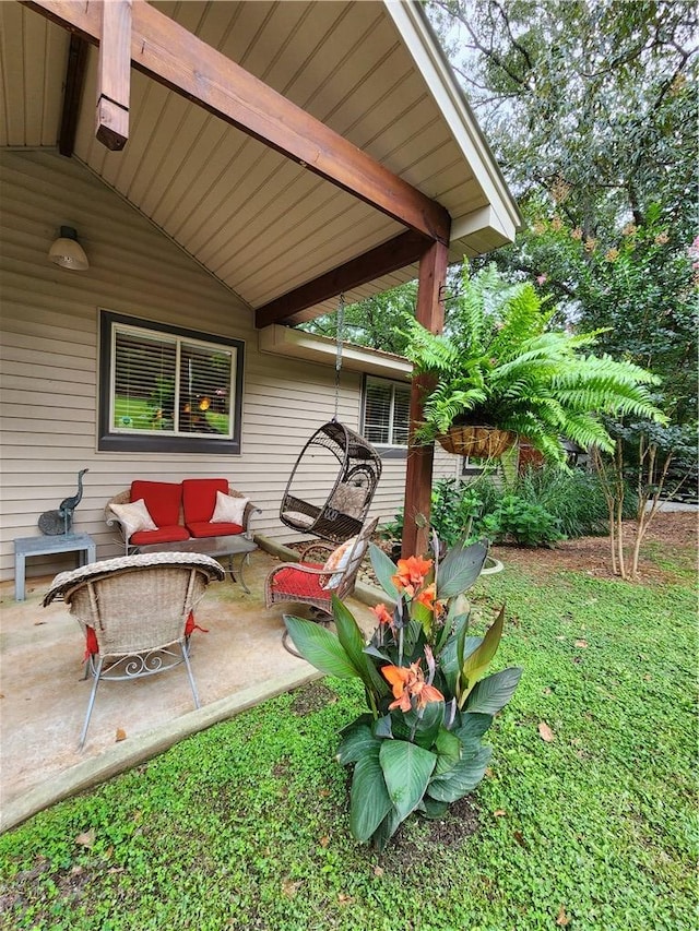 view of yard featuring outdoor lounge area and a patio