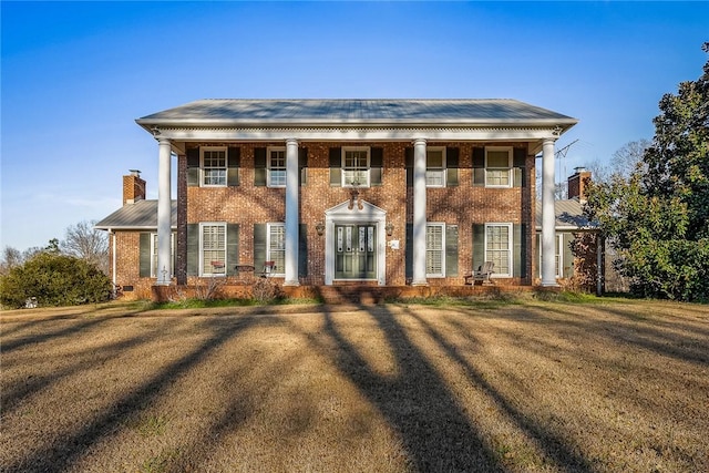 view of front of property with a front lawn