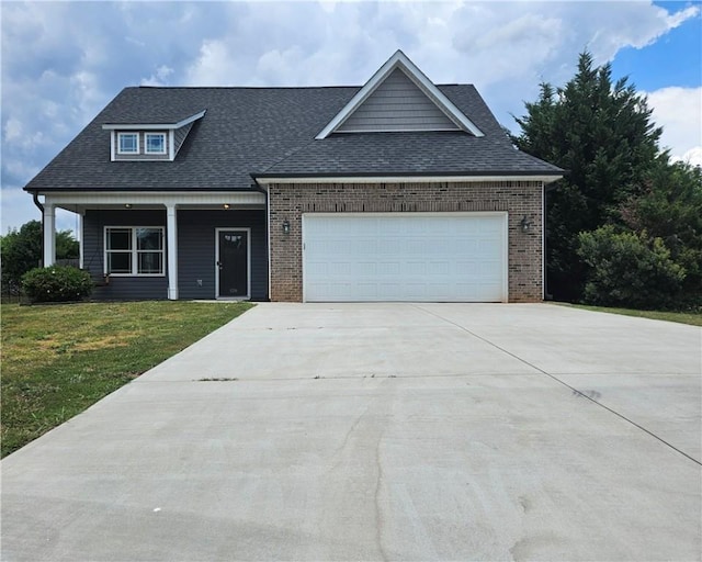 view of front facade featuring a garage and a front yard