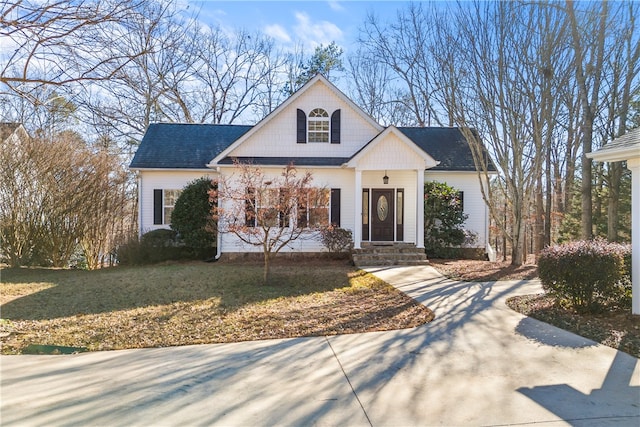 view of front of property featuring a front yard