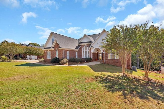 view of front of home featuring a front lawn