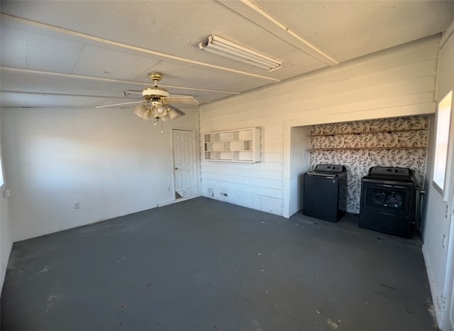 empty room featuring ceiling fan and washer and dryer