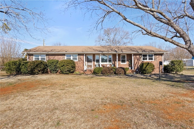 single story home with a front lawn