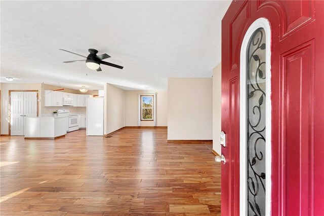 entrance foyer featuring light wood-type flooring and ceiling fan