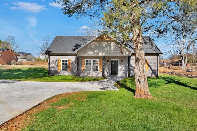 view of front of property featuring a front lawn