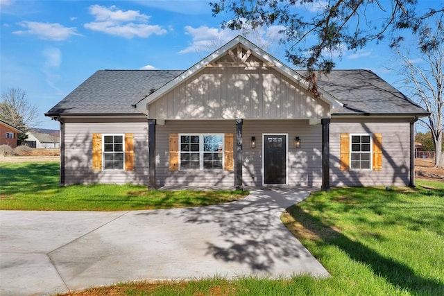 view of front of home featuring a front yard