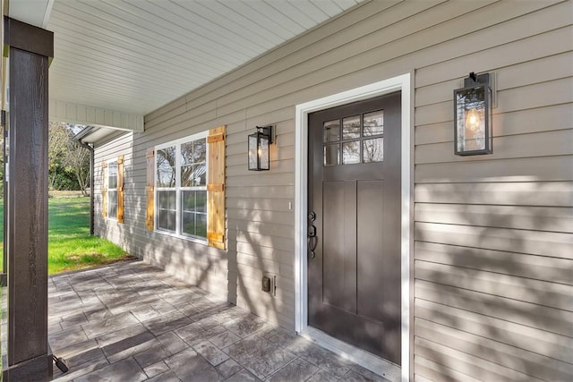 entrance to property featuring a porch