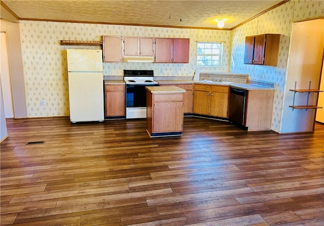 kitchen featuring white appliances, dark hardwood / wood-style flooring, a center island, and a textured ceiling