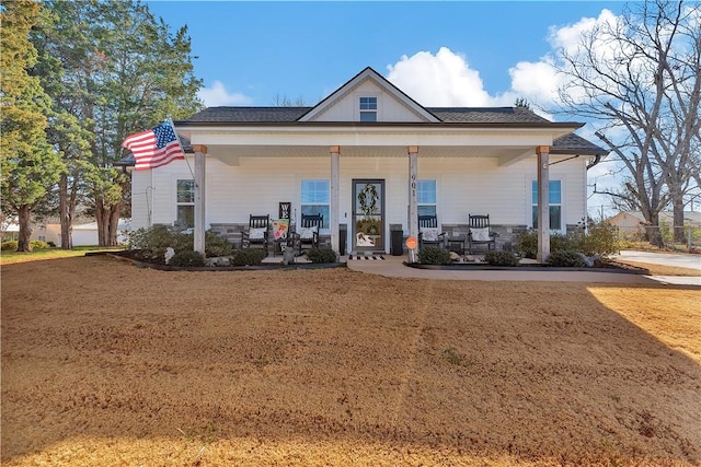 view of front of property featuring a porch and a front lawn