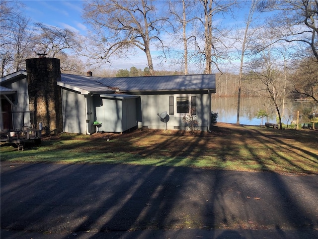 ranch-style house featuring a water view