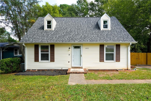 cape cod-style house featuring a front lawn