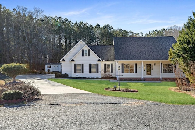 view of front facade with driveway and a front yard