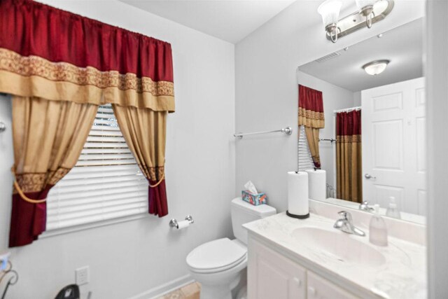 full bath featuring visible vents, a shower with shower curtain, toilet, vanity, and baseboards