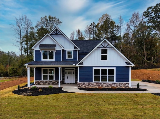 craftsman house featuring a porch and a front yard