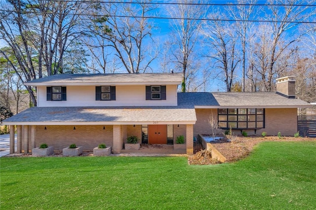 view of front of house featuring a front lawn