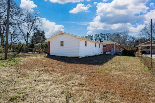 view of side of property featuring a yard