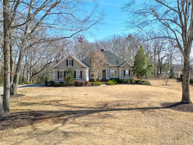 view of front of home featuring a front lawn